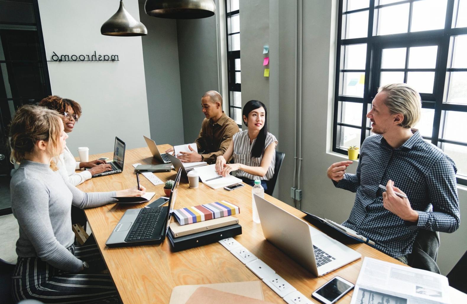 Professionelle Beratungsumgebung mit modernen Arbeitsplätzen